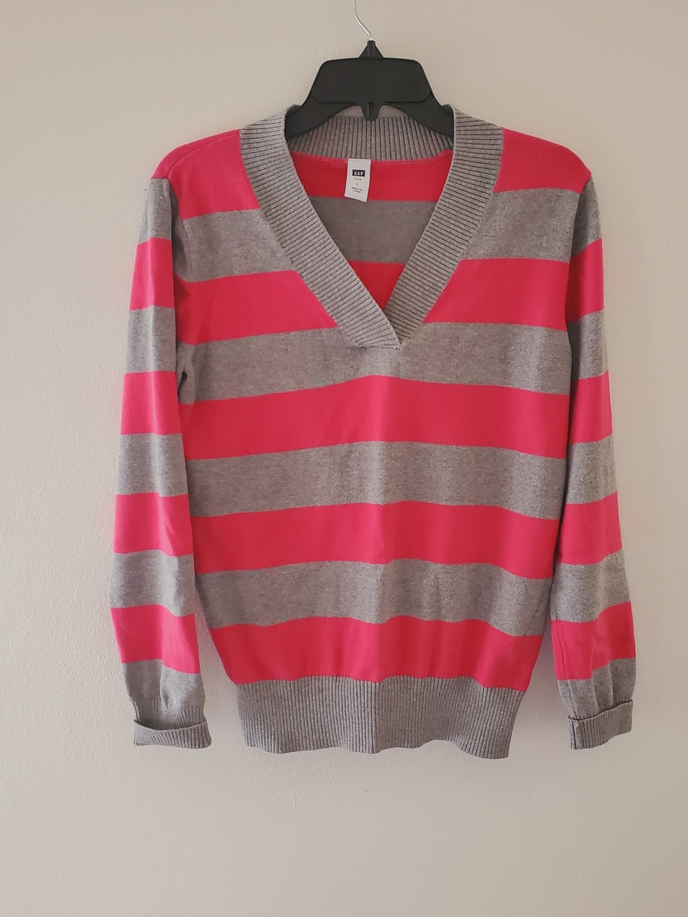 GAP Striped V-Neck Sweater Size Large